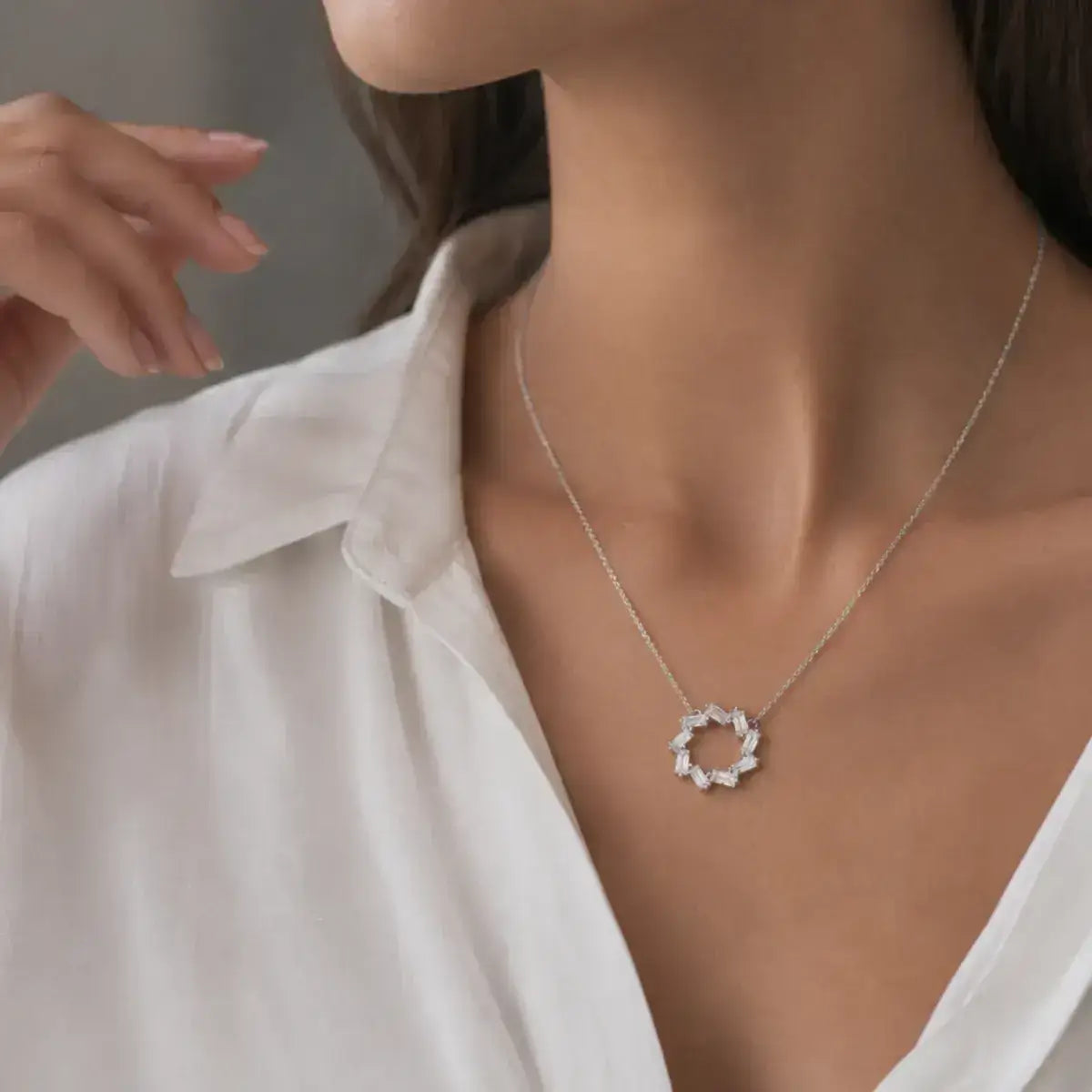 Colar em Prata de Lei 925 com pendente circular de zircónias baguete na modelo