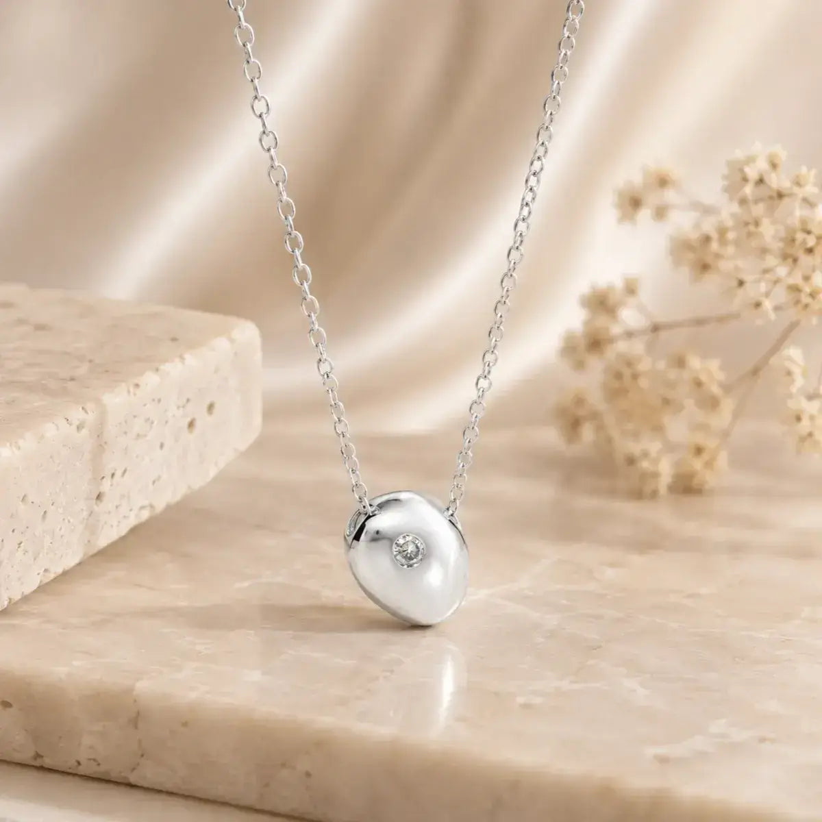 Colar em prata 925 polida com pendente em forma de seixo e zircónia no fundo minimalista