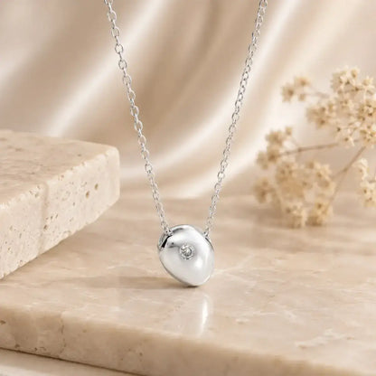 Colar em prata 925 polida com pendente em forma de seixo e zircónia no fundo minimalista