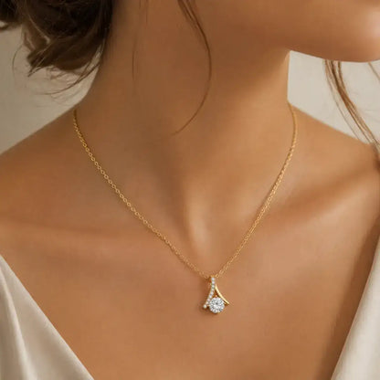 Colar em prata 925 dourada com moissanite e pendente inspirado no símbolo do infinito ao pescoço de modelo com cabelo preso