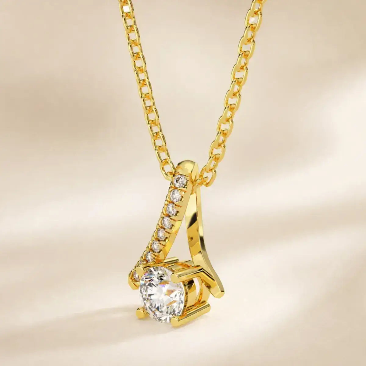 Colar solitário em prata 925 dourada  com moissanite e pendente inspirado no símbolo do infinito em fotografia de detalhe da joia vista de lado