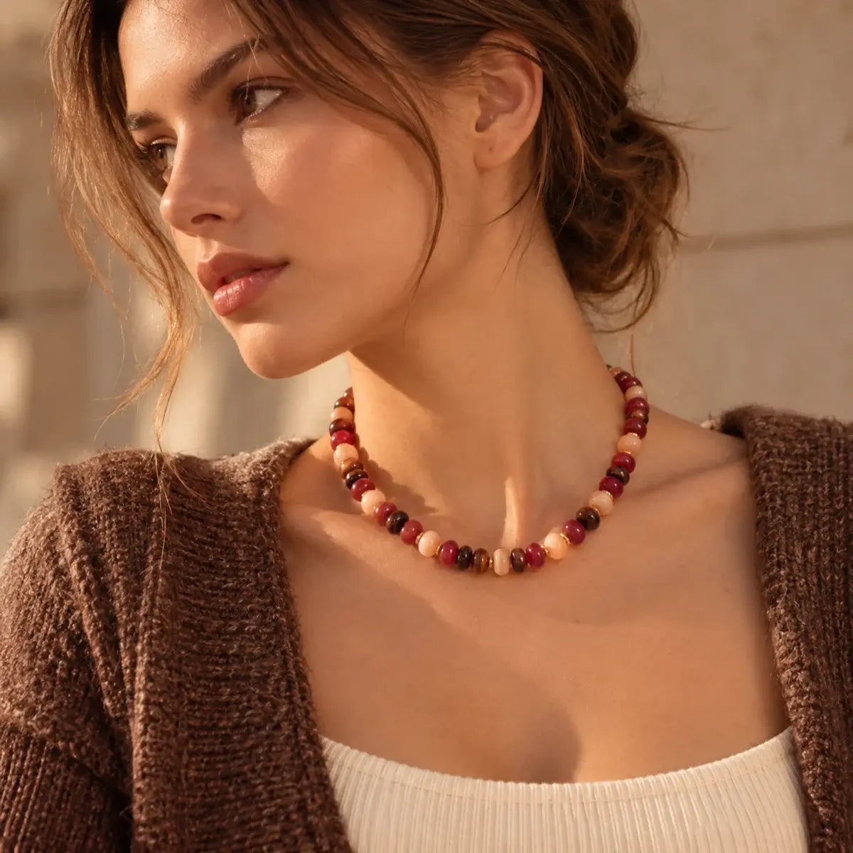 Colar de resina com contas multicoloridas usado por modelo num look de Outono