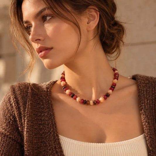 Colar de resina com contas multicoloridas usado por modelo num look de Outono