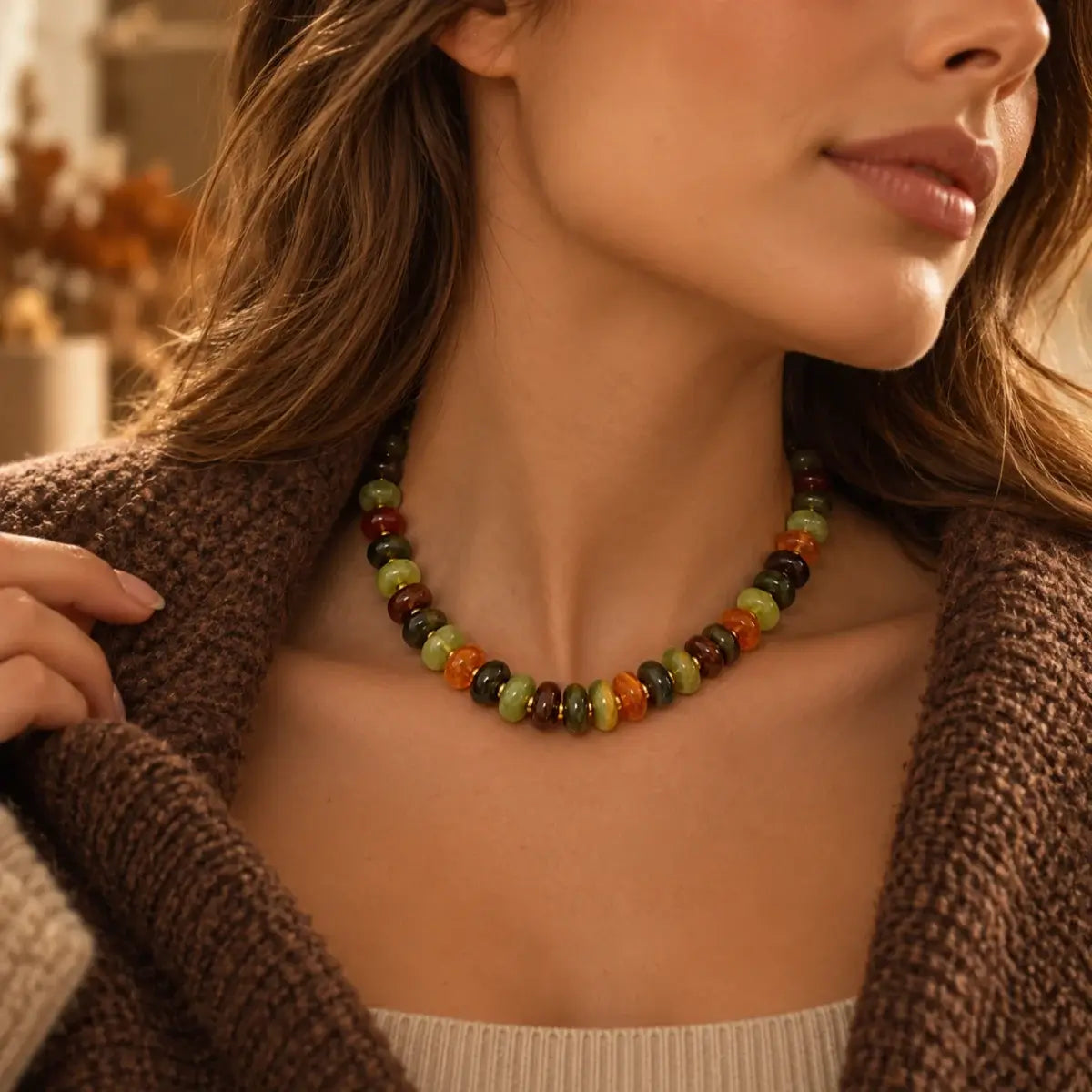 Colar de resina com contas multicoloridas verde, castanho, âmbar usado por modelo num look de Outono