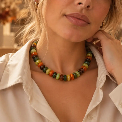 Colar de resina com contas multicoloridas usado com camisa bege