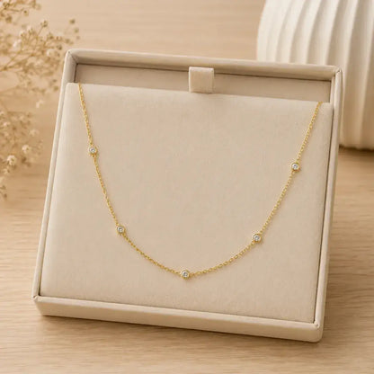 Colar station em prata 925 dourada com moissanites numa caixa de joias