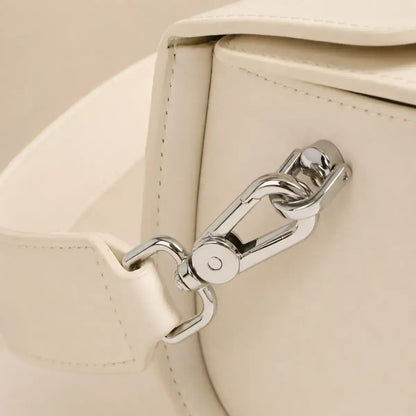 Detalhe do mosquetão e ferragens da mala de mão em pele genuína Élise off white