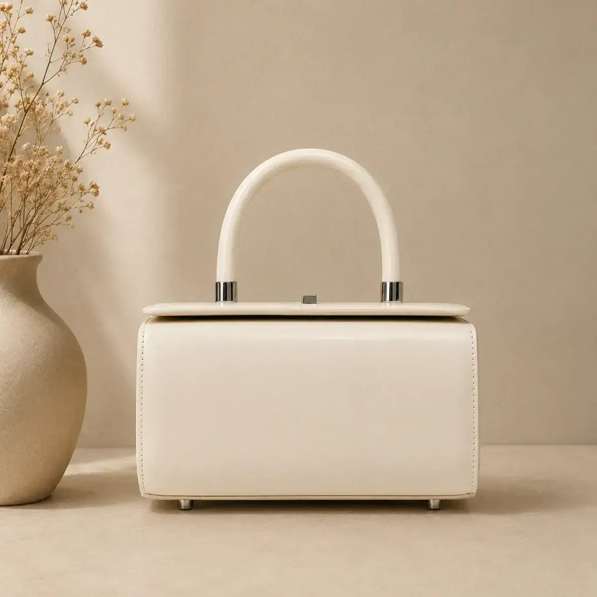 Mala de mão em pele genuína Élise off white em ambiente sofisticado