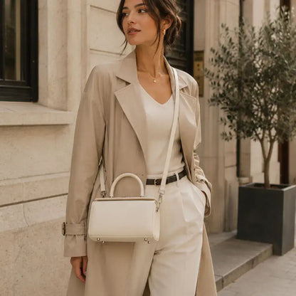 Modelo a usar a mala de mão em pele genuína Élise off white a tiracolo