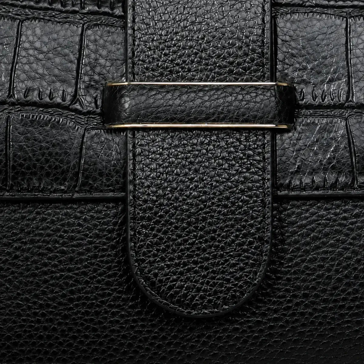 Detalhe da pele genuína texturada e acabamento premium da mala