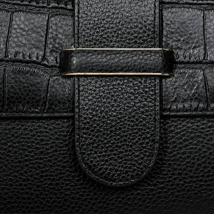 Detalhe da pele genuína texturada e acabamento premium da mala