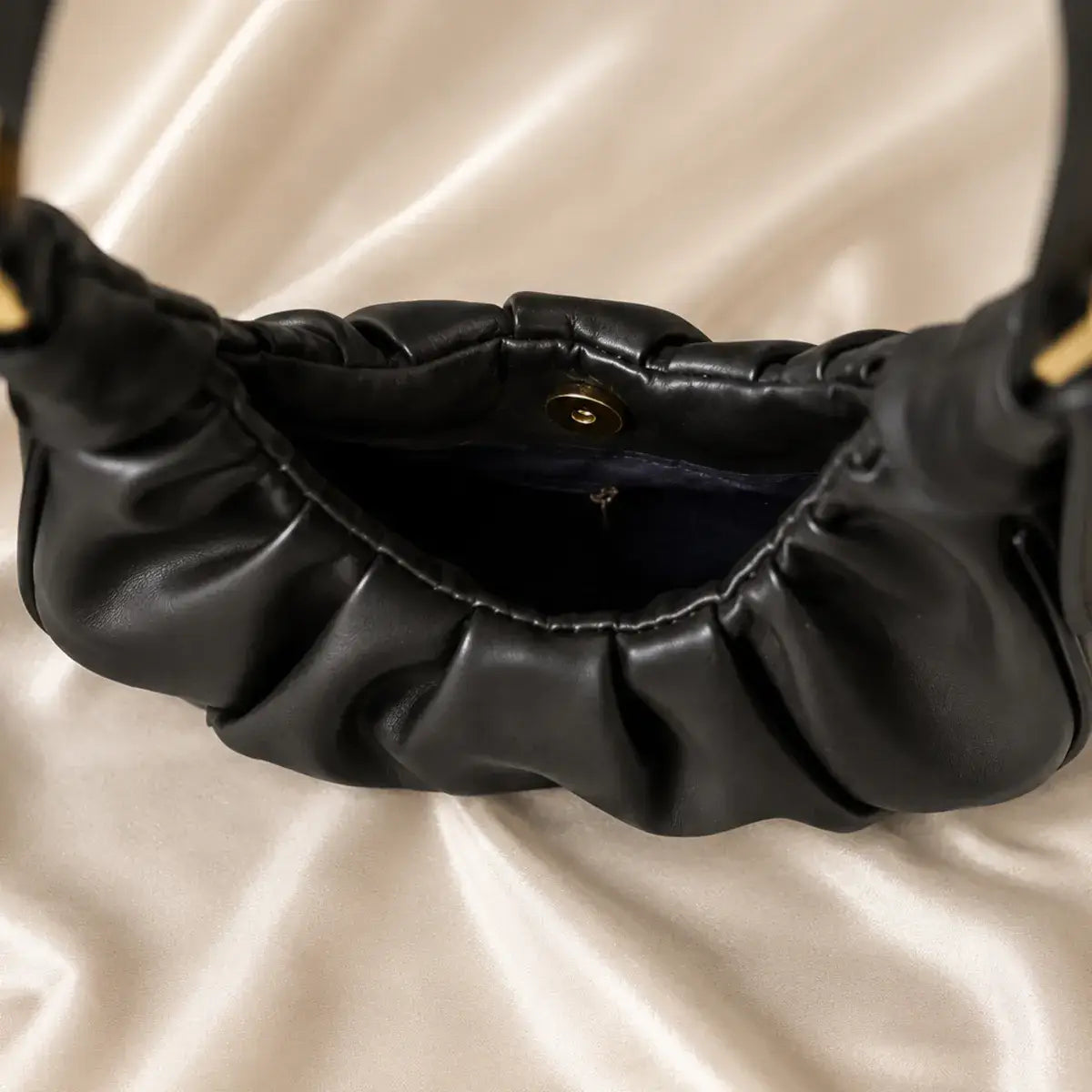 Interior da mala de ombro Chloe preta com bolso lateral de fecho
