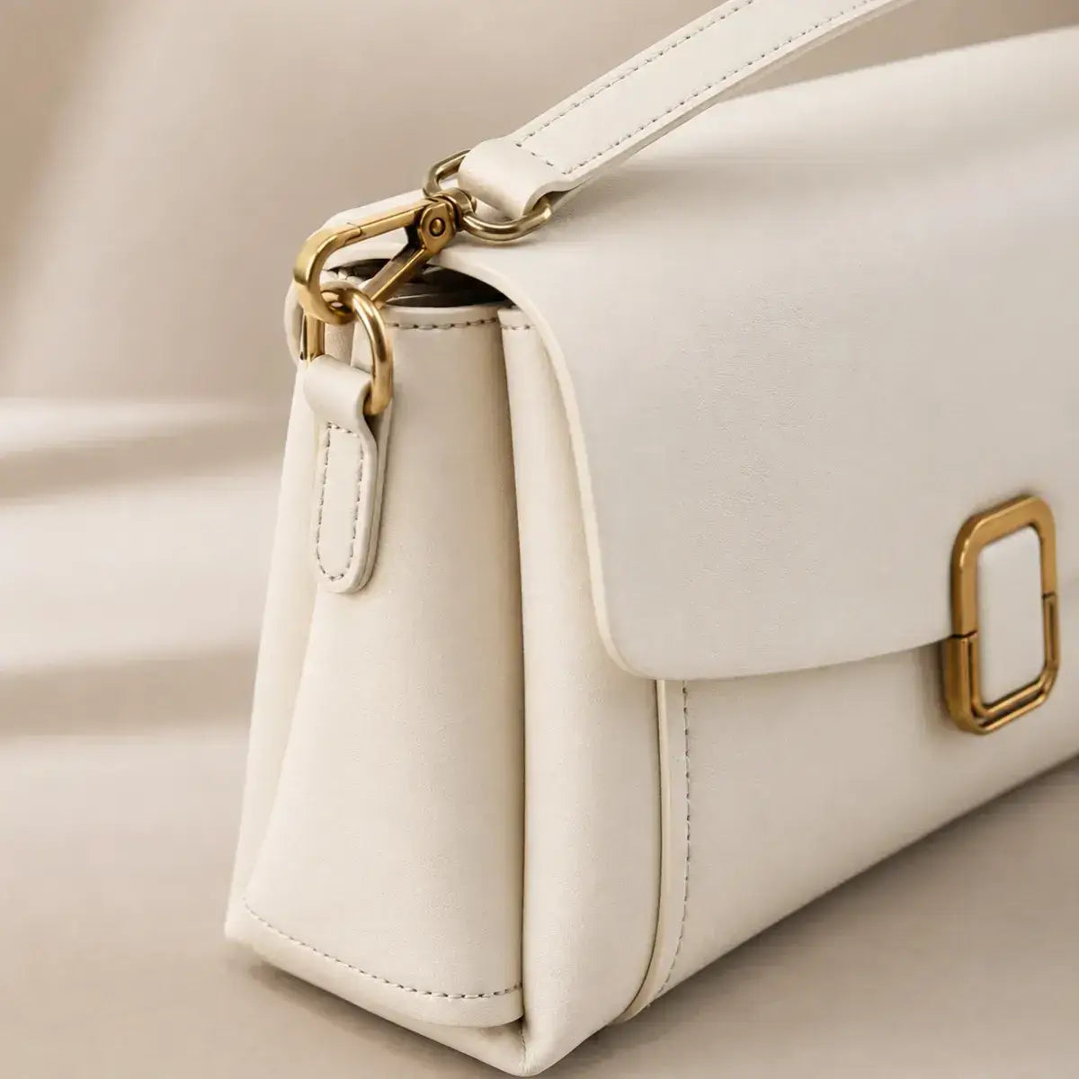 Detalhe lateral da mala de ombro pequena em pele genuína Aurelia off white