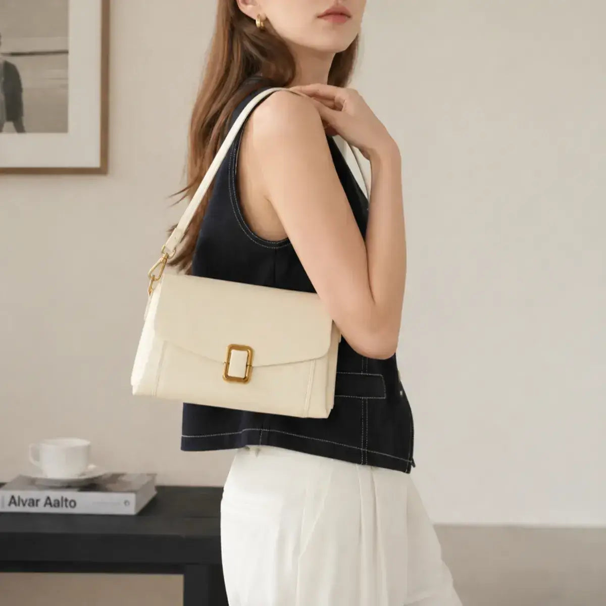 Modelo a usar a mala de ombro pequena em pele genuína Aurelia off white ao ombro