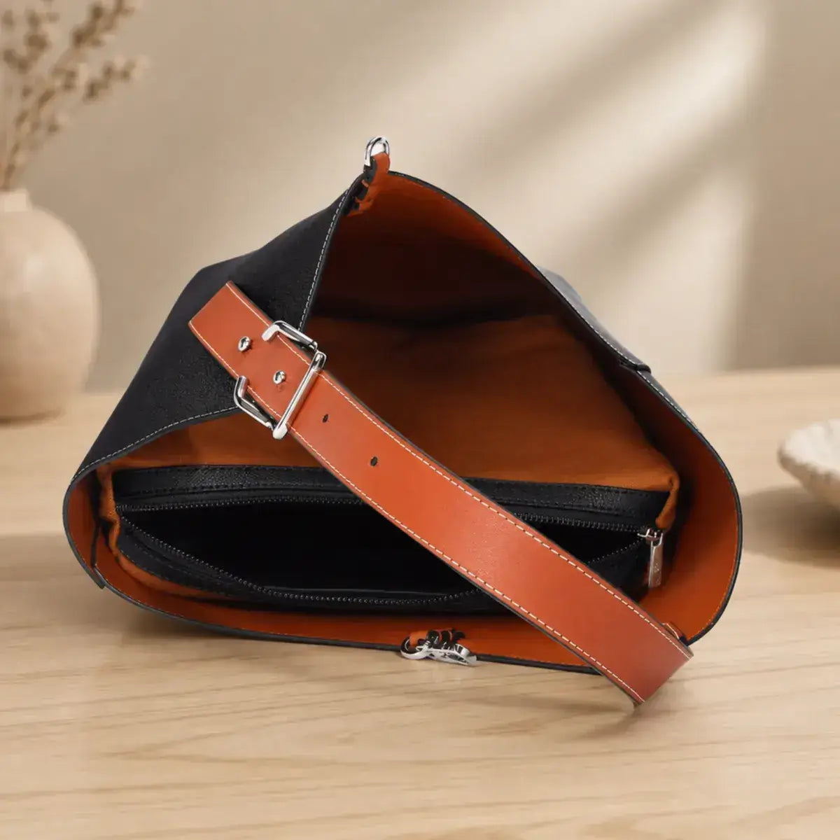 Interior da mala saco Amélie em pele genuína com bolsa interna amovível
