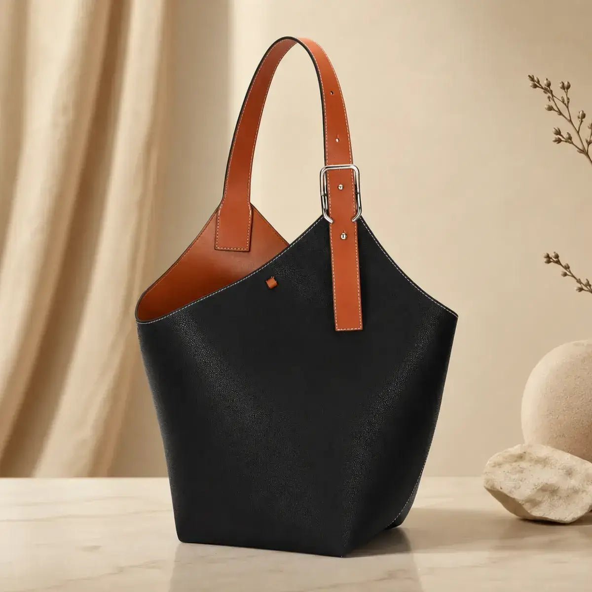 Mala saco Amélie em pele genuína preta com interior caramelo e design minimalista