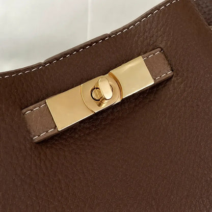 Fecho metálico dourado da Mala Tiracolo Élia em pele sintética premium castanha
