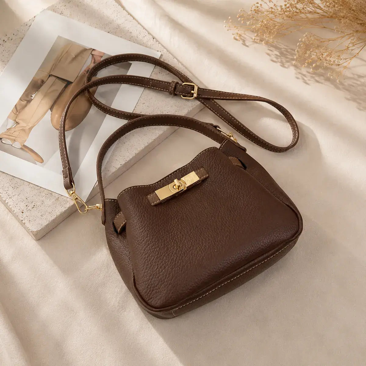 Mala Tiracolo Élia em pele sintética premium castanha em composição elegante