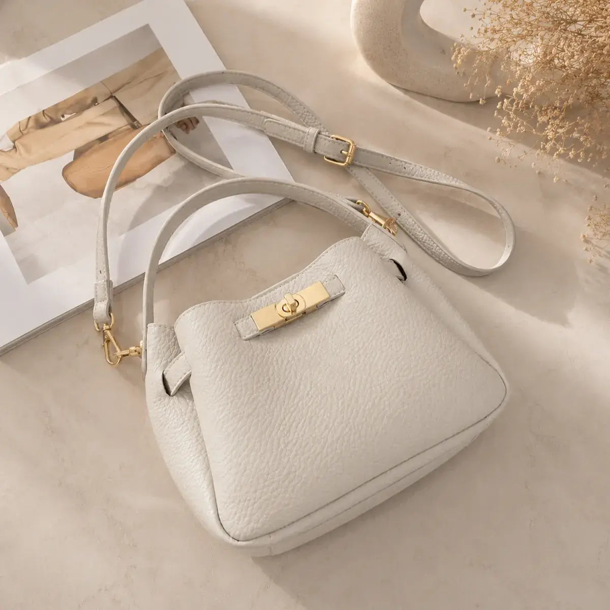 Mala Tiracolo Élia em pele sintética premium off white em composição elegante
