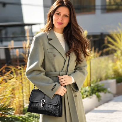 Mala Hebe em pele preta combinada com um look feminino de outono, ideal para um estilo elegante e contemporâneo
