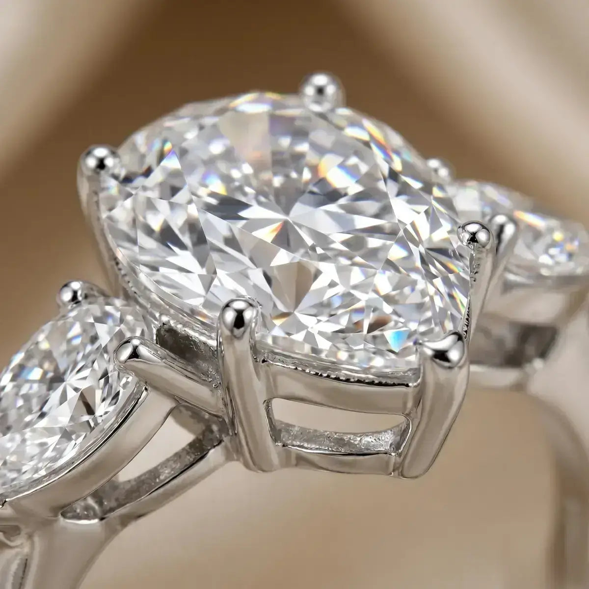 Foto em plano a mostrar detalhe do anel solitario gota em prata 925 com moissanite