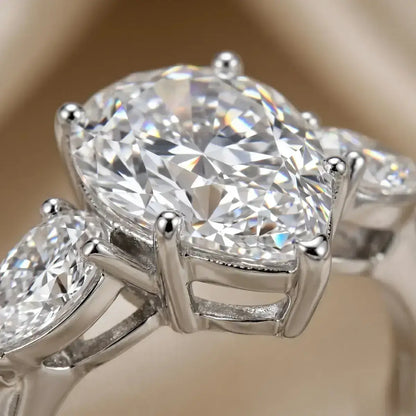 Foto em plano a mostrar detalhe do anel solitario gota em prata 925 com moissanite