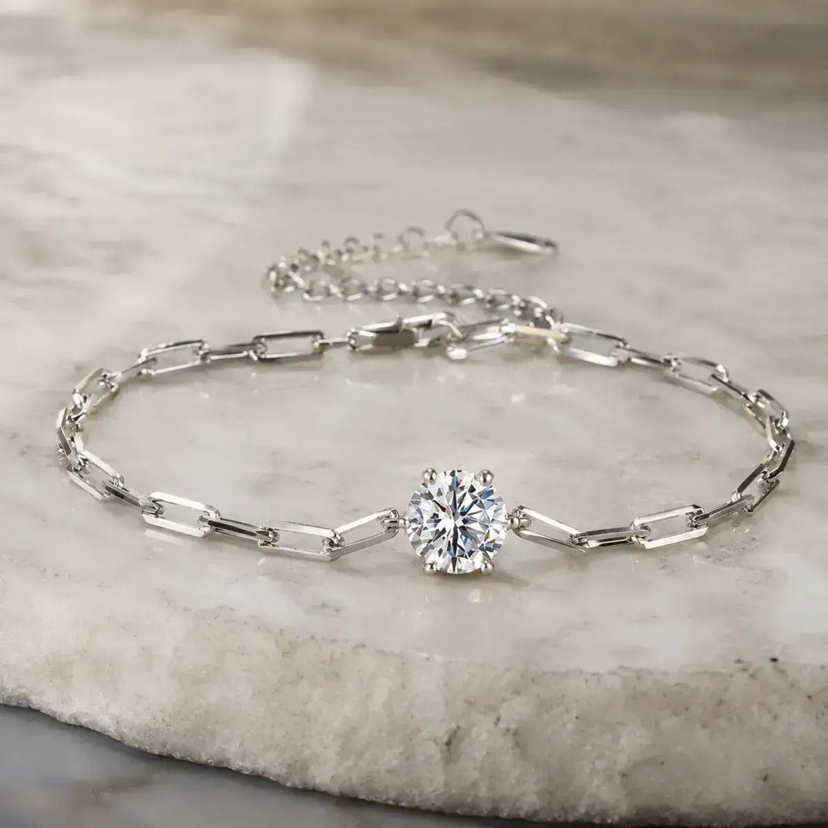 Pulseira corrente de clipe em Prata de Lei 925 com Moissanite 1ct sobre fundo claro de estilo minimalista