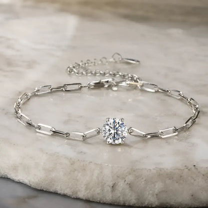 Pulseira corrente de clipe em Prata de Lei 925 com Moissanite 1ct sobre fundo claro de estilo minimalista