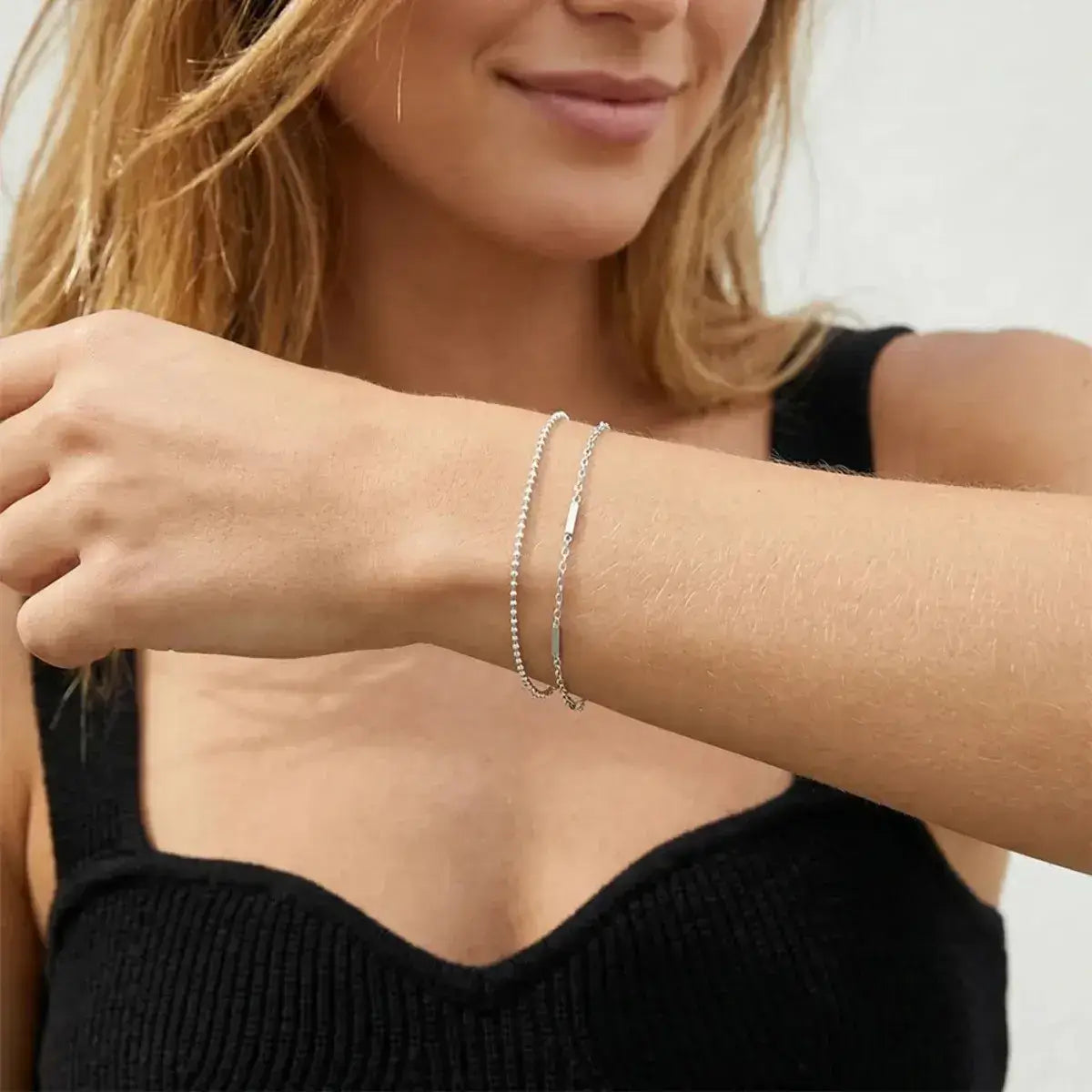 Pulseira em Prata 925 de correntes duplas no pulso de uma modelo