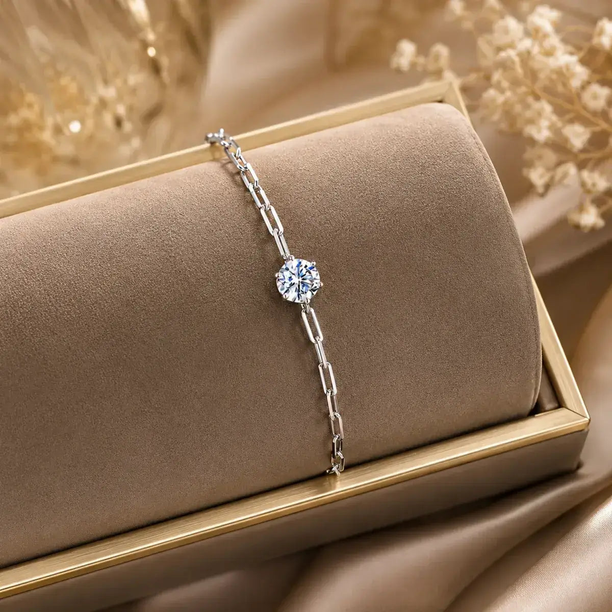 Pulseira elo clipe de papel em Prata 925 com Moissanite 1ct usada por modelo em look elegante e sofisticado