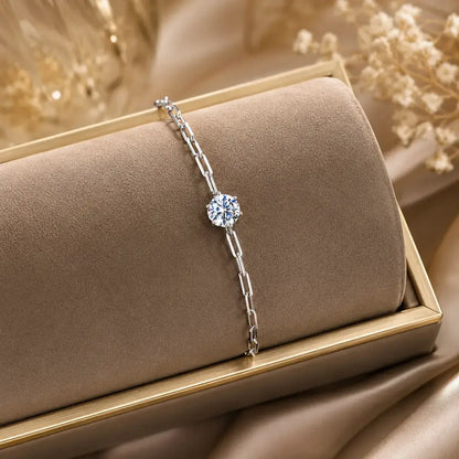 Pulseira elo clipe de papel em Prata 925 com Moissanite 1ct usada por modelo em look elegante e sofisticado