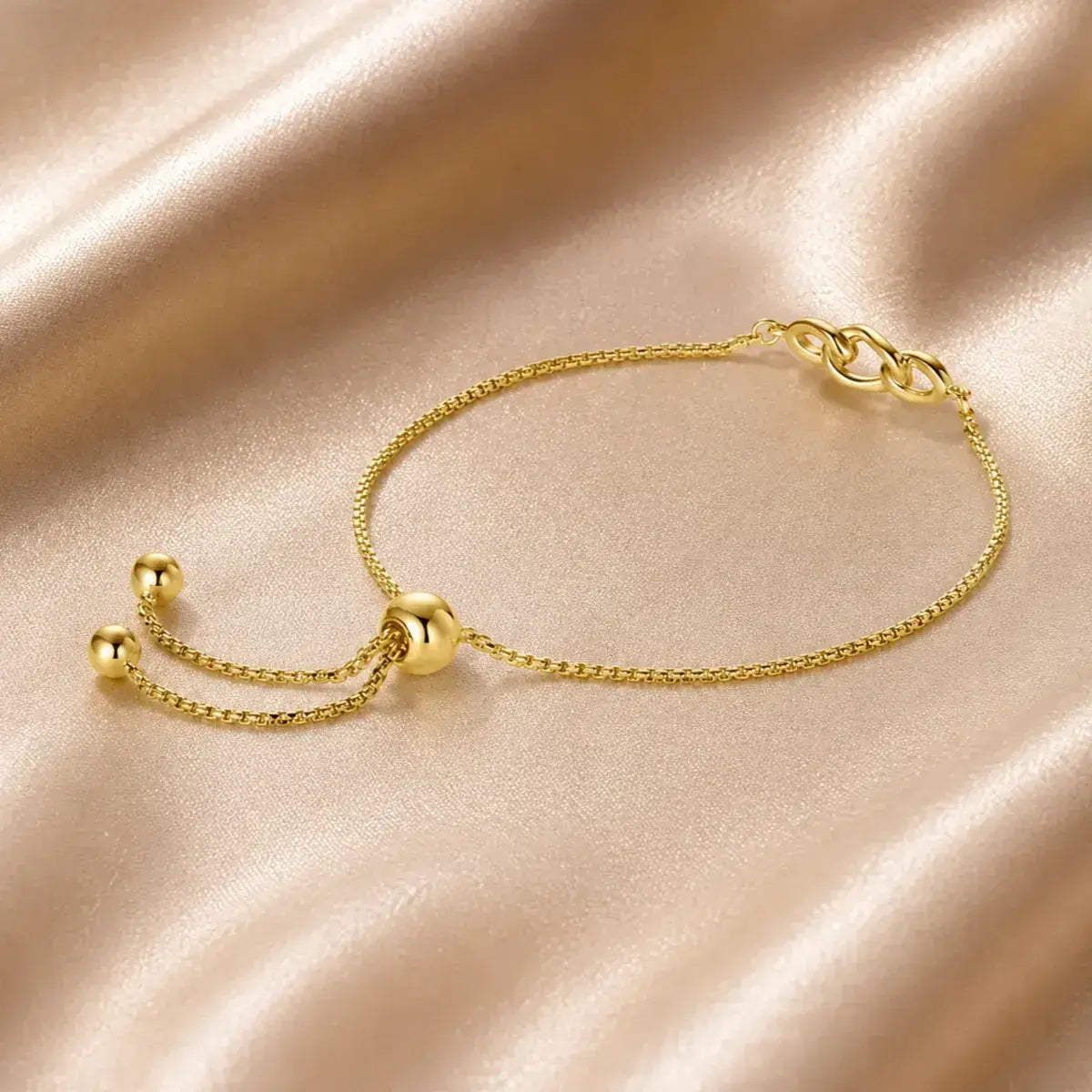 Pulseira em prata 925 dourada com elos infinito e moissanite vista de trás