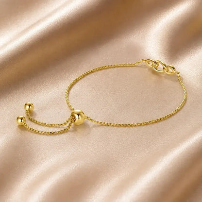Pulseira em prata 925 dourada com elos infinito e moissanite vista de trás