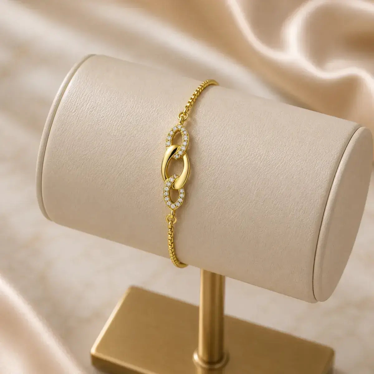 Pulseira em prata 925 dourada e moissanite com destaque dos elos entrelaçados num suporte de joias