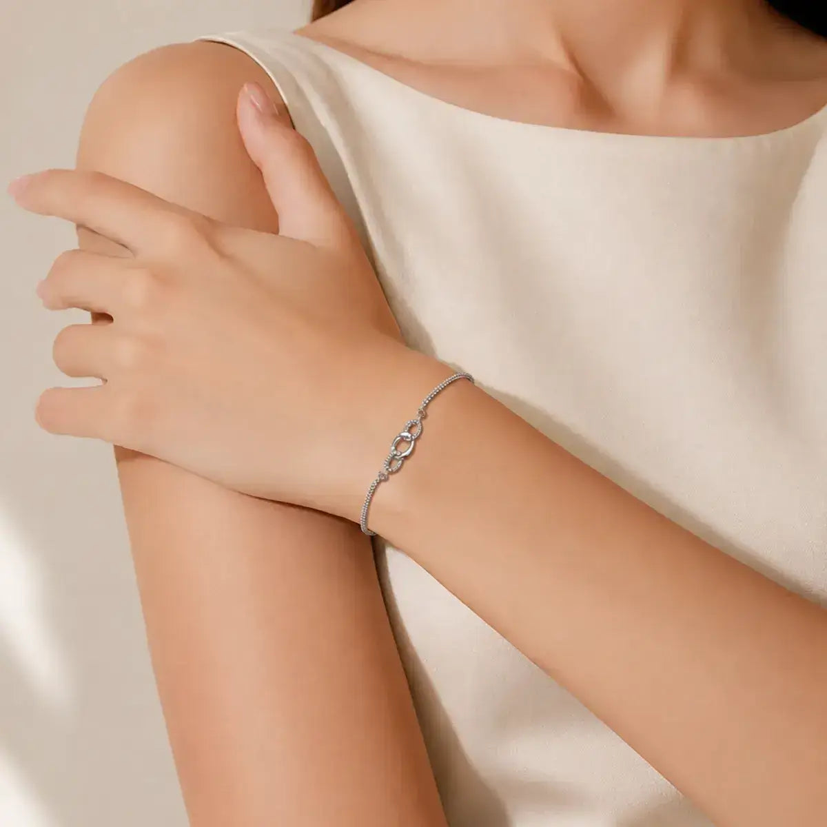 Pulseira ajustável em prata 925 com elos entrelaçados e moissanite no pulso da modelo