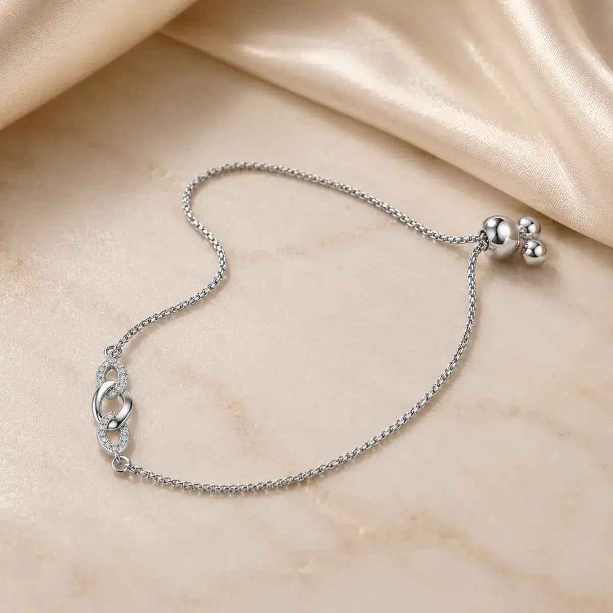 Pulseira em prata 925 com moissanite e fecho deslizante ajustável num fundo minimalista