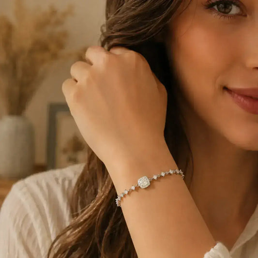 Modelo elegante a usar Pulseira Halo em Prata de Lei 925 com moissanite, em ambiente lifestyle luminoso