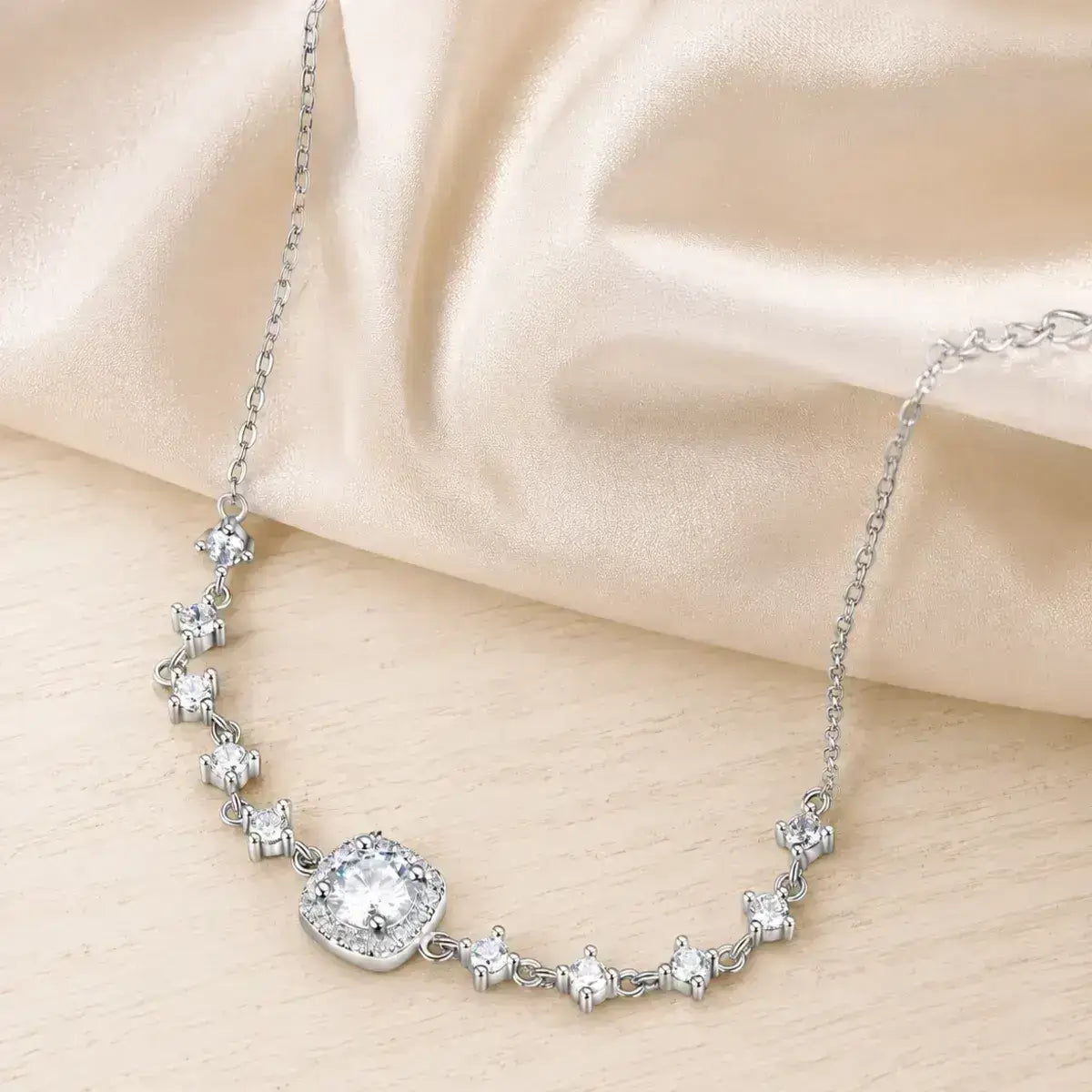 Detalhe da pedra central de moissanite 0,80 ct com halo cravejado em pulseira de Prata de Lei 925