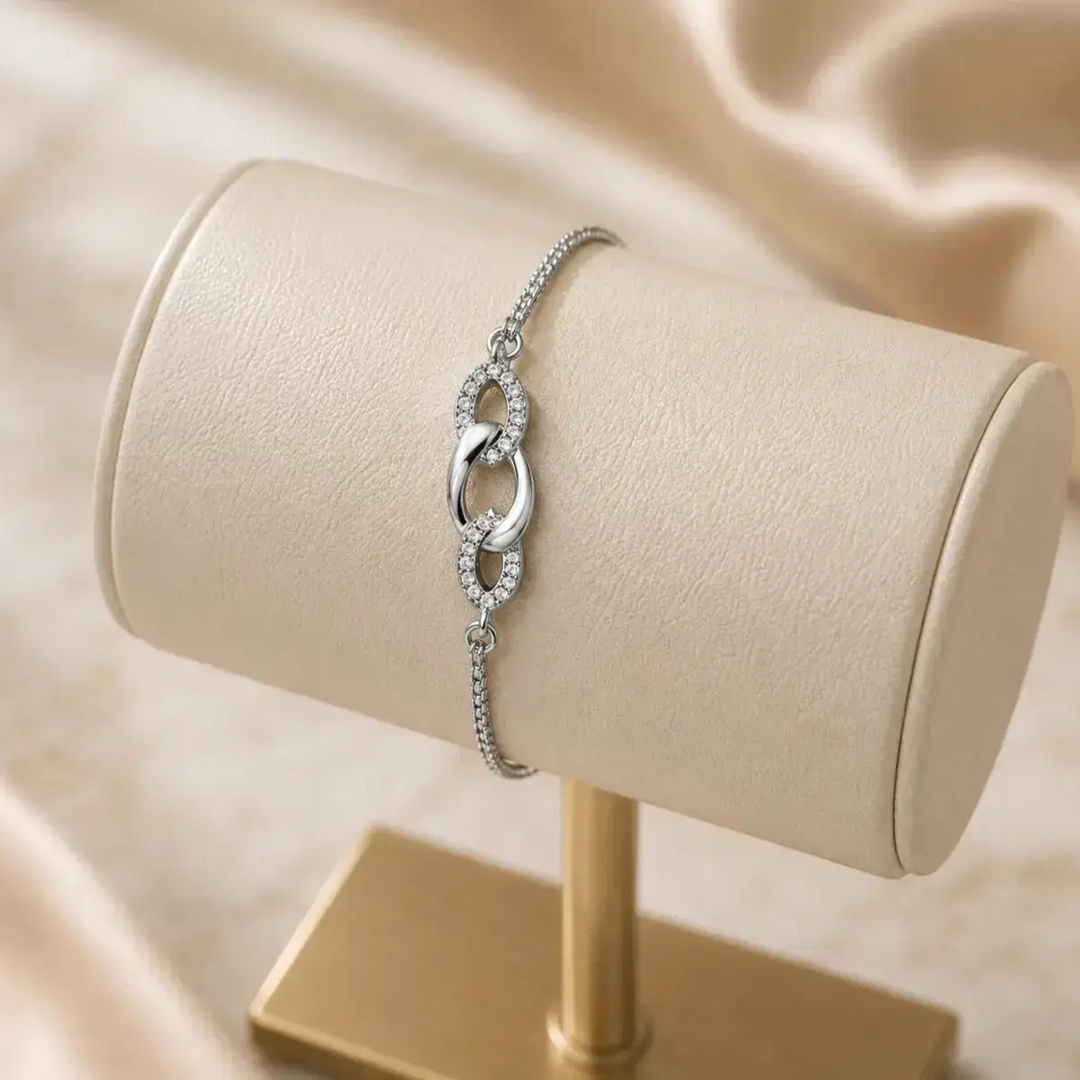 Pulseira em prata 925 com moissanite com destaque nos elos entrelaçados num suporte de pulseiras