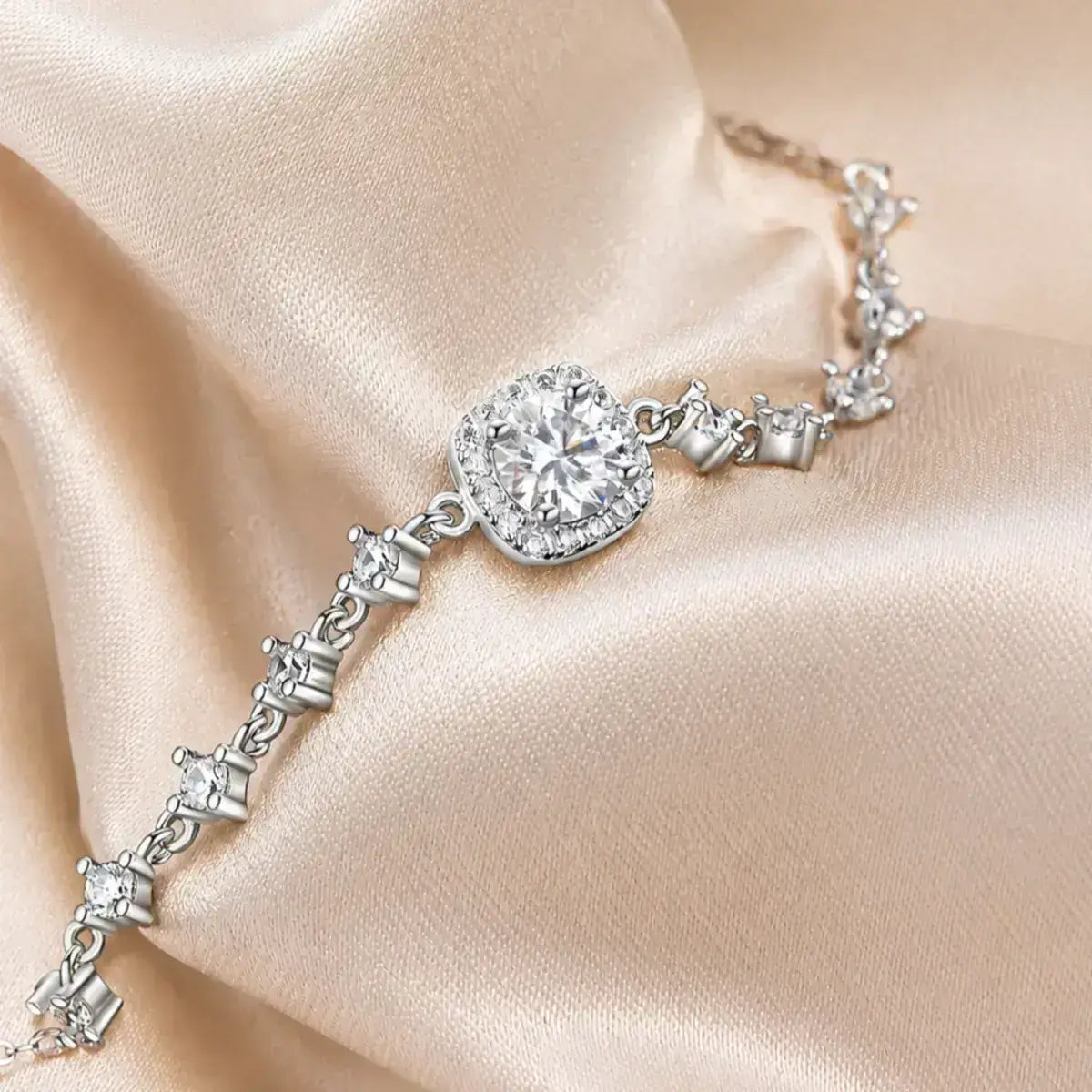 Pulseira Halo com moissanite certificada sobre tecido bege acetinado, destacando o brilho intenso da pedra central