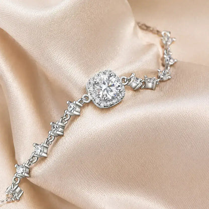 Pulseira Halo com moissanite certificada sobre tecido bege acetinado, destacando o brilho intenso da pedra central