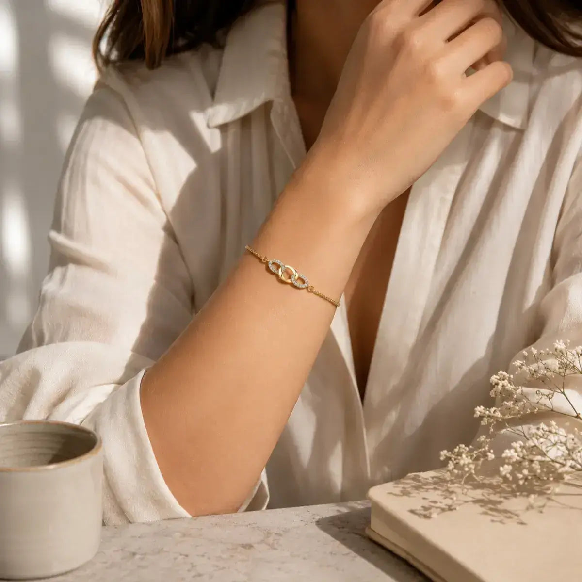 Pulseira com elos entrelaçados em prata 925 dourada com moissanite e fecho deslizante na modelo lifestyle