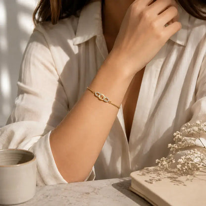 Pulseira com elos entrelaçados em prata 925 dourada com moissanite e fecho deslizante na modelo lifestyle