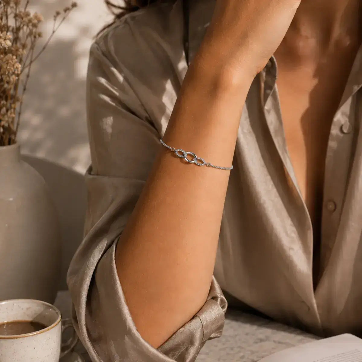 Pulseira ajustável em prata 925 com elos entrelaçados e moissanite na modelo lifestyle