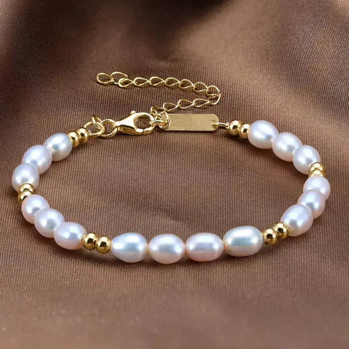 Pulseira em pérolas feita de prata 925 dourada com design minimalista e elegante