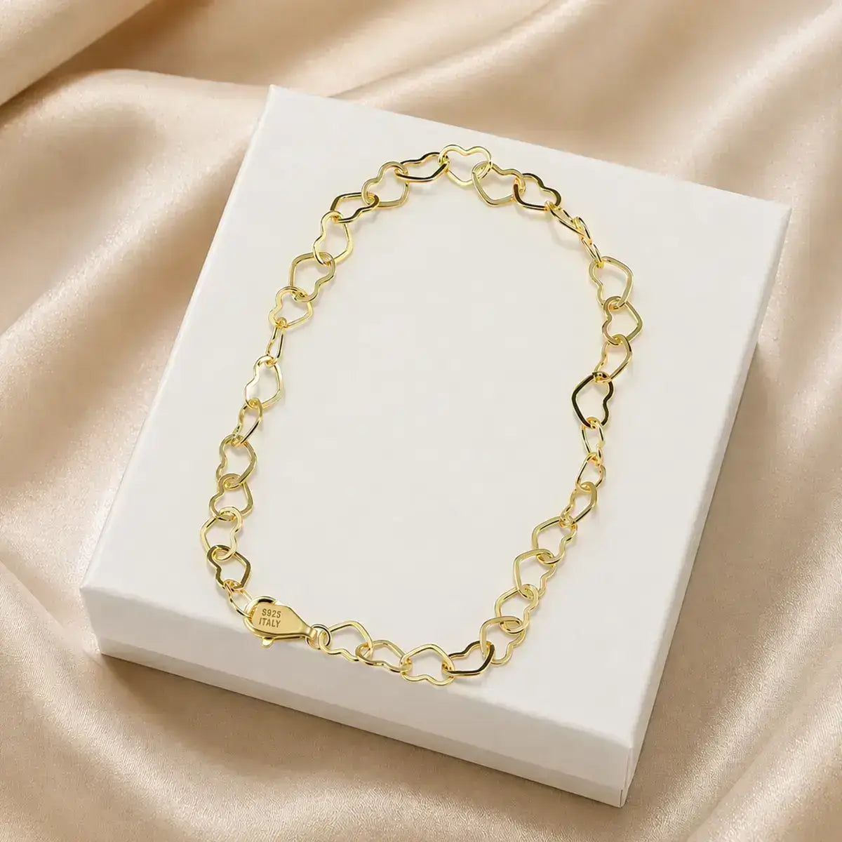 Pulseira coração em prata de lei com acabamento dourado vista de frente