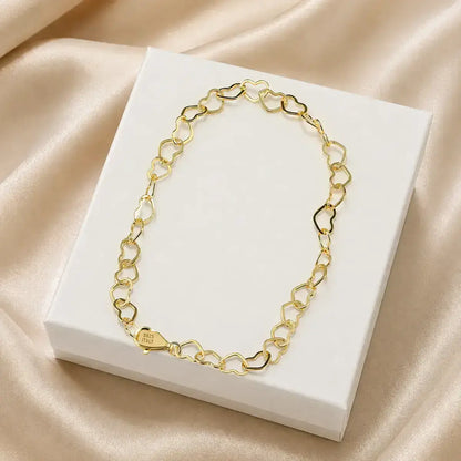 Pulseira coração em prata de lei com acabamento dourado vista de frente