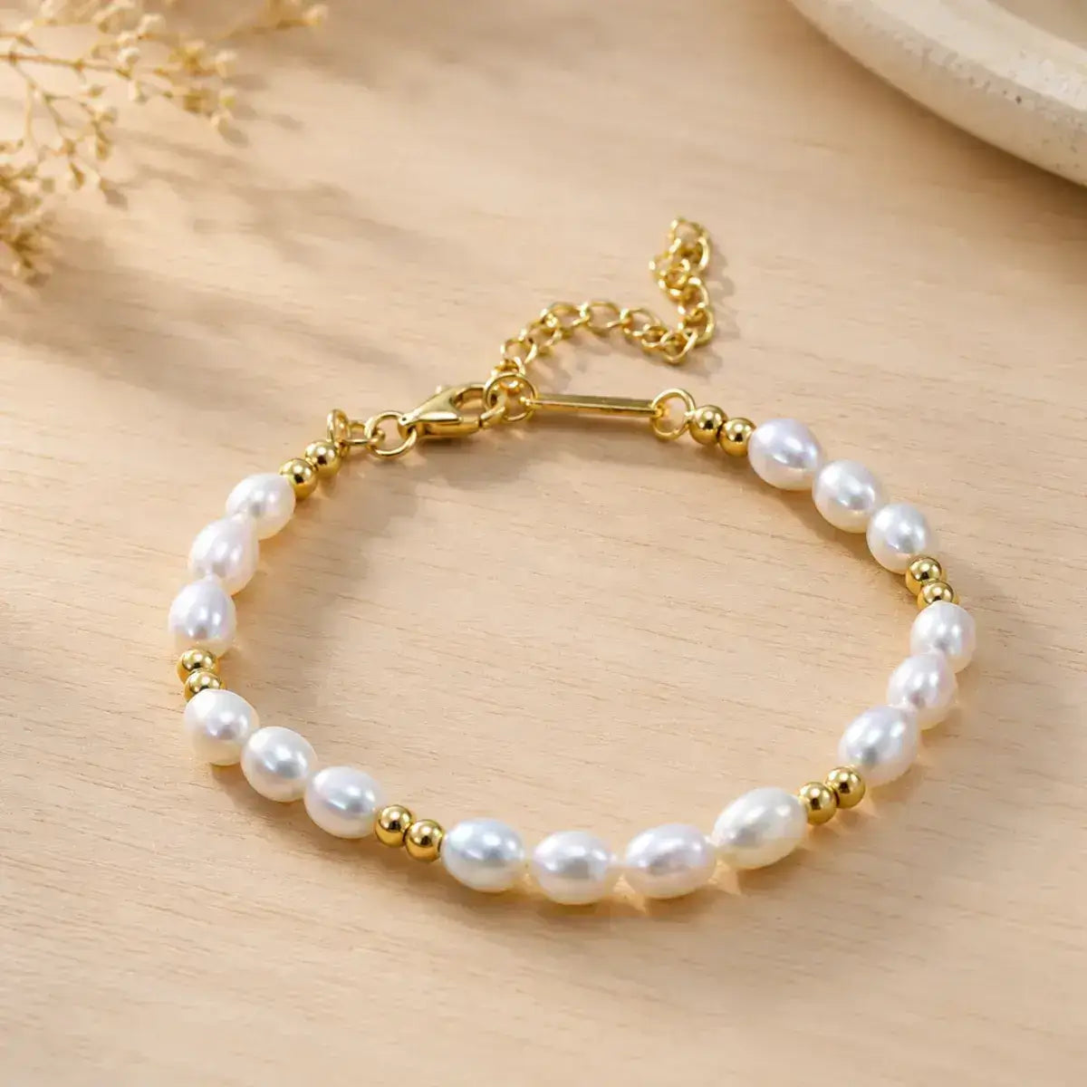Pulseira em prata de lei dourada com banho de ouro 14k e pérolas naturais