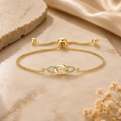 Pulseira em prata 925 dourada com elos entrelaçados e moissanite com fecho deslizante ajustável