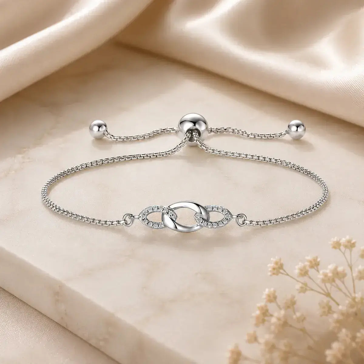 Pulseira em prata 925 com elos entrelaçados e moissanite com fecho deslizante ajustável